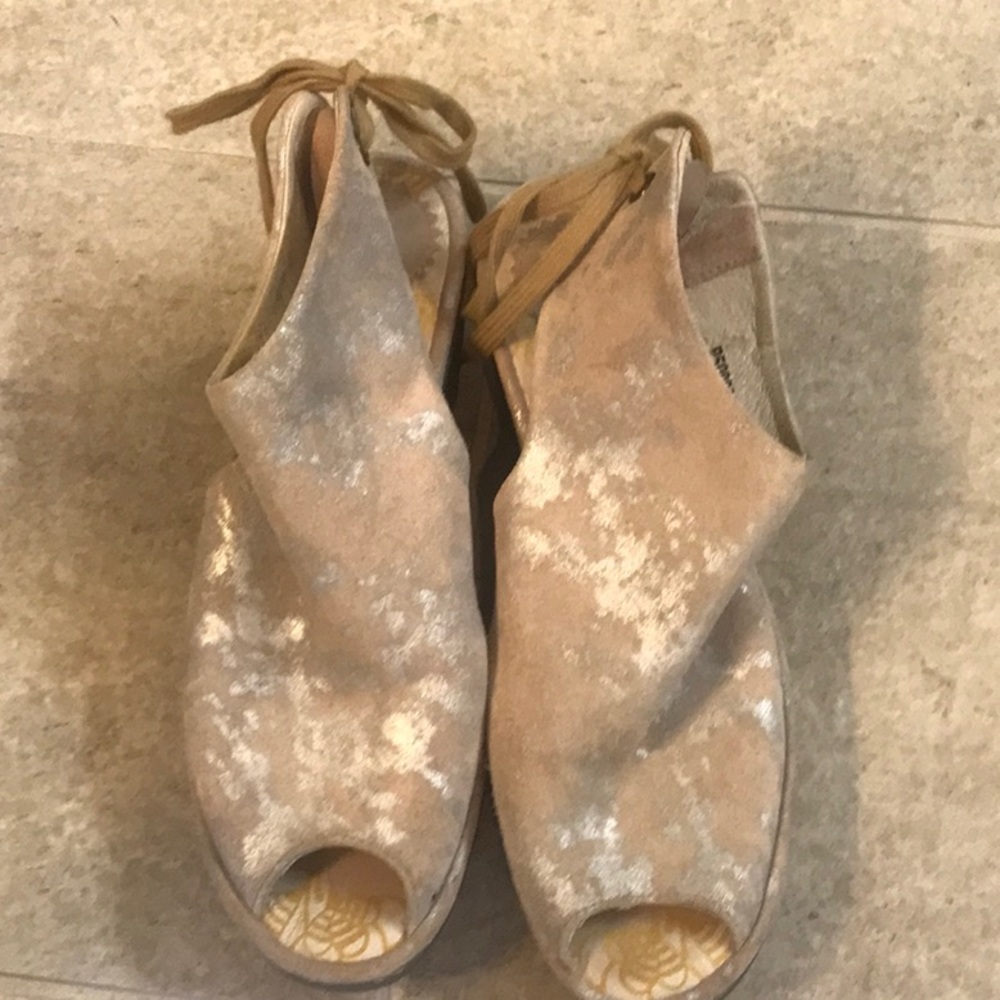 London Fly Women’s shoe Size 40 Leather/rubber super cute backtie w silver shin